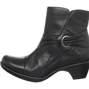 Clarks Rosabelle Black Leather Boots size 6.5